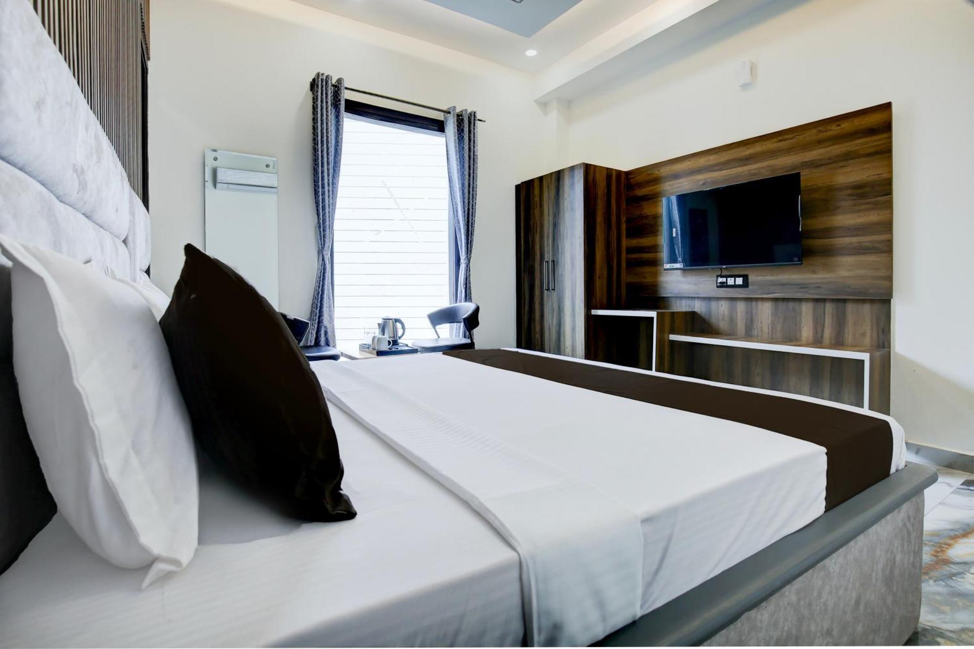 Hotel O Platinum Zirakpur Exterior photo